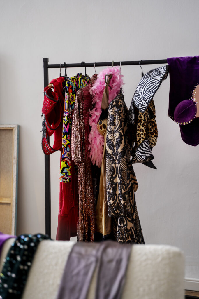 arrangement de vetements de spectacle de drag queen