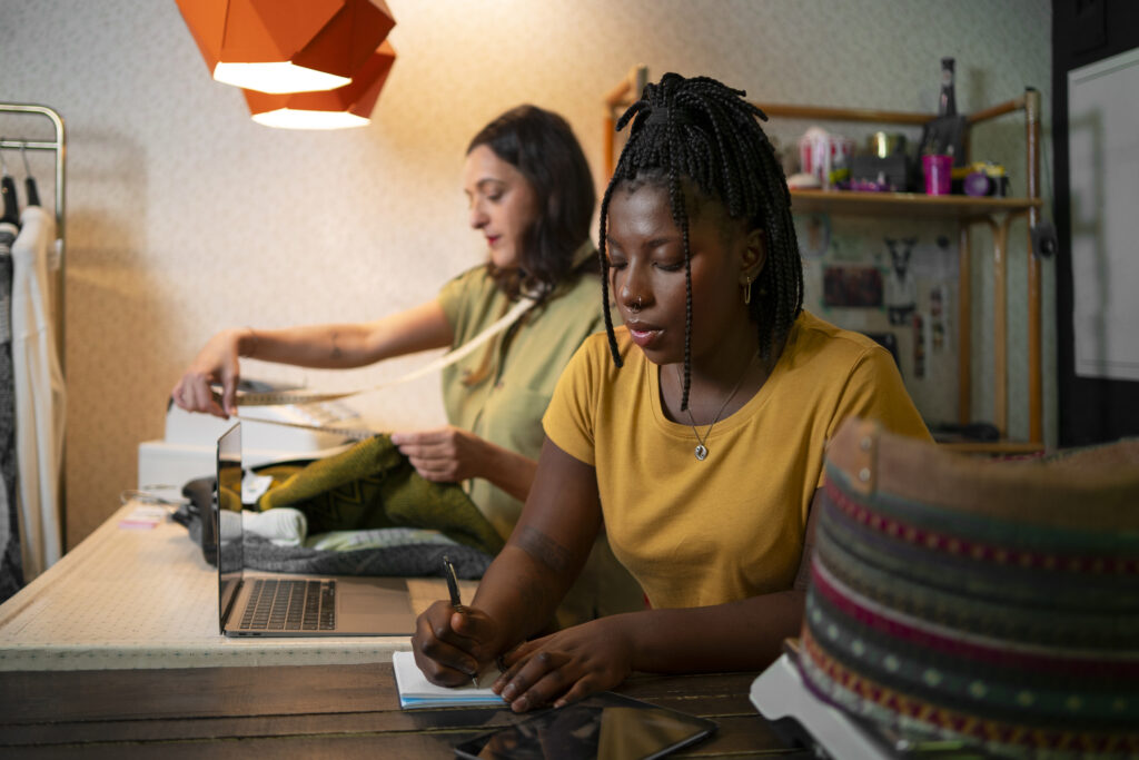 femme faisant la promotion de vetements d une friperie (1)