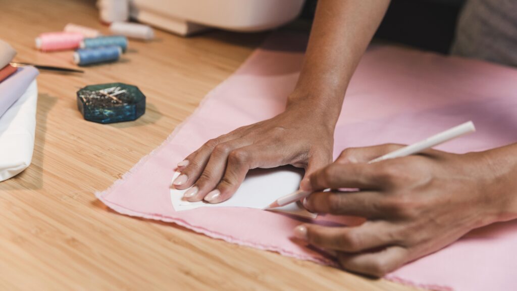 vue haute personne dessinant un contour