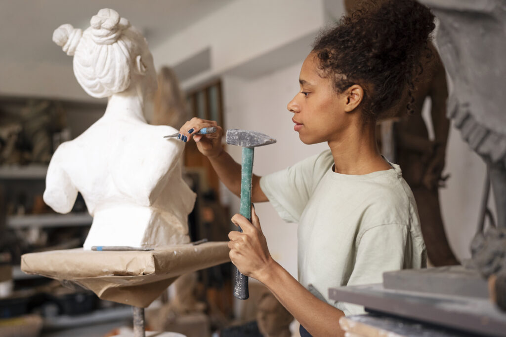 vue laterale femme sculpture d argile